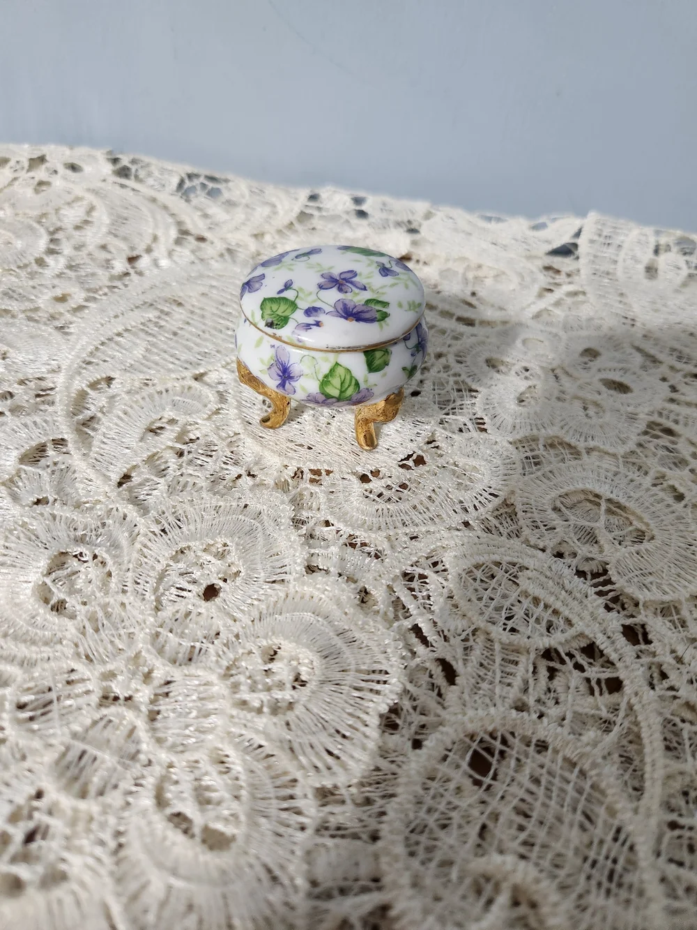 Vintage Lefton Mini Ceramic Trinket Ring Box. Purple Violets Floral Lid 3 Footed